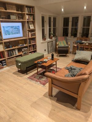 Hyr denna stuga i  på 70 m². 4-8 sängplatser. 15 000 - 20 000 kr per vecka. Se bilder och tillgänglighet här.