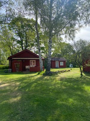 Hyr denna stuga i  på 36 m². 5 sängplatser. Från 4 900 kr per vecka. Se bilder och tillgänglighet här.