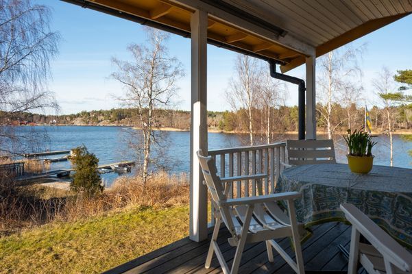 Hyr denna stuga i  på 60 m². 4-6 sängplatser. Från 20 000 kr per vecka. Se bilder och tillgänglighet här.