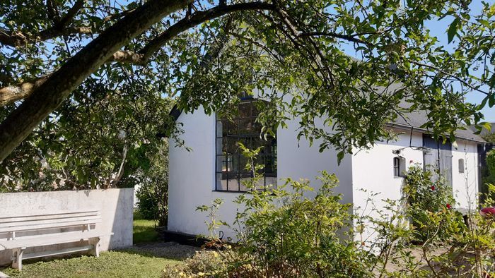 Hyr denna stuga i Österlen på 45 m². 2-4 sängplatser. 4 500 - 6 500 kr per vecka. Se bilder och tillgänglighet här.