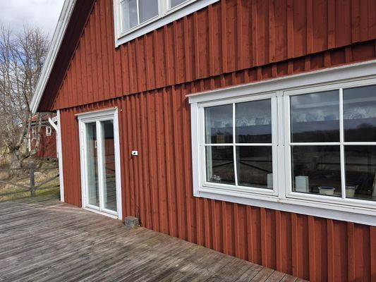 Hyr denna stuga i Hyltebruk på 90 m². 6 sängplatser. Från 12 000 kr per vecka. Se bilder och tillgänglighet här.