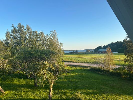 Utsikt sovrumsfönster, mot havet och Tjörnbron.