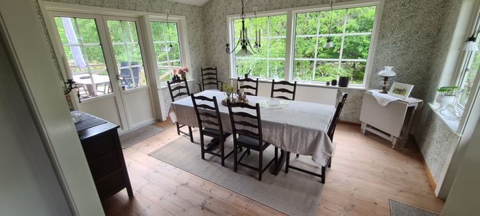 Stort lantligt hus vid skog, sjö och badstrand