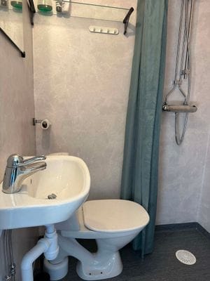 Nyrenoverad stuga vid fin sjö o badplats, Violen - Bild 8