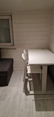 Skrivbord med stolar på loft 2