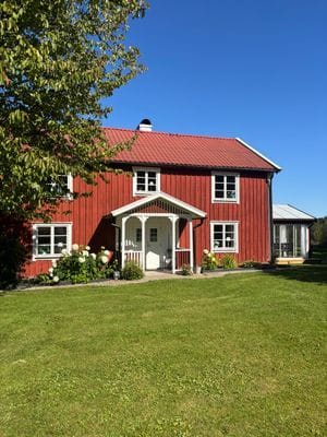 Charmigt hus i rofyllda Kalvsås