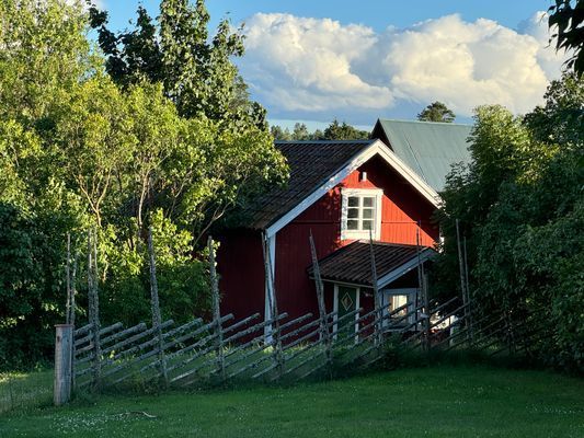 Stuga på gård i Roslagen