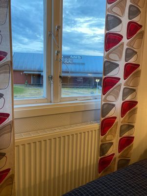 Hyr denna stuga i Böda på 12 m². 2 sängplatser. 3 600 - 5 450 kr per vecka. Se bilder och tillgänglighet här.