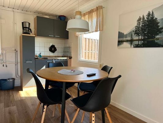 Nyrenoverad stuga vid fin sjö o badplats, Violen - Bild 9