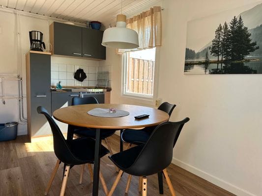 Hyr denna stuga i  på 24 m². 4 sängplatser. Från 5 000 kr per vecka. Se bilder och tillgänglighet här.