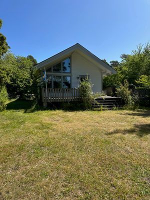 Hyr denna stuga i Västergarn på 90 m². 7 sängplatser. 15 000 - 20 000 kr per vecka. Se bilder och tillgänglighet här.