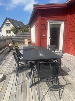 Modernt parhus på mysig villagata