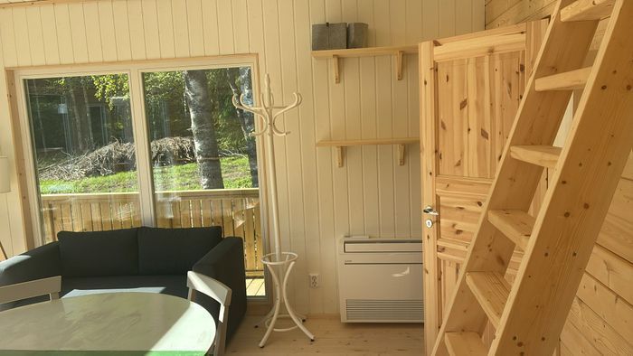 Huset är isolerat och uppvärmt och kan därför bebos även på vintern.