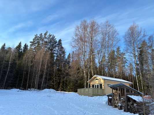 Hyr denna stuga i Kopparberg på 30 m². 3 sängplatser. 4 500 - 5 000 kr per vecka. Se bilder och tillgänglighet här.