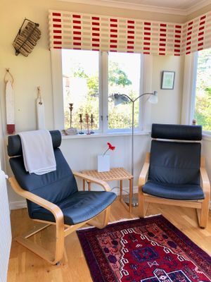 Mysig läshörna. Utgång till altan.