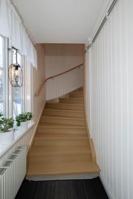 Lägenhet på övervåningen i hembygdsgården, två rum, kök, badrum och kattvindar med ståhöjd.