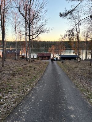 Hyr denna stuga i  på 190 m². 12-14 sängplatser. 18 000 - 21 000 kr per vecka. Se bilder och tillgänglighet här.