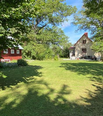 Hyr denna stuga i  på 100 m². 10 sängplatser. Pris ej tillgängligt. Se bilder och tillgänglighet här.