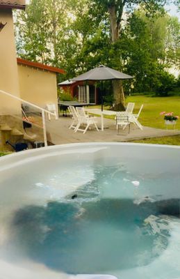 Idyll utanför Visby med vedeldad badtunna.