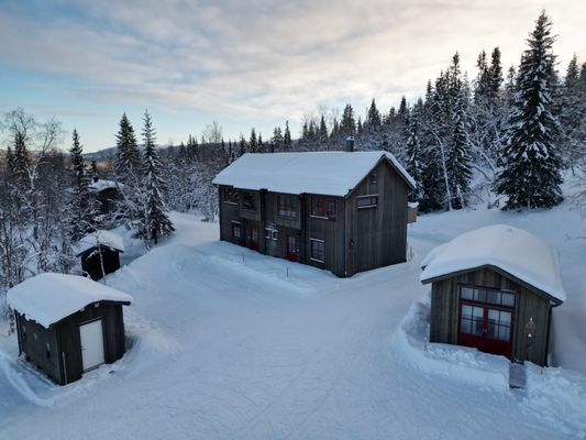Vallabod och möjlighet till elbilsladdning rakt framför huset. Parhuset bredvid med lägenheterna Skars och Helags