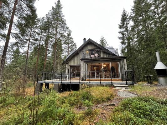 Hyr denna stuga i  på 120 m². 6 sängplatser. 17 000 - 19 000 kr per vecka. Se bilder och tillgänglighet här.