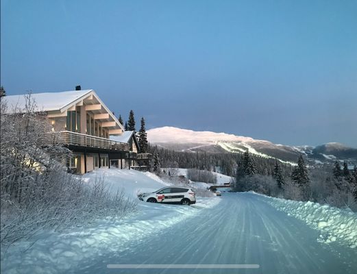 Hyr denna stuga i Åre på 170 m². 11 sängplatser. 12 000 - 30 000 kr per vecka. Se bilder och tillgänglighet här.