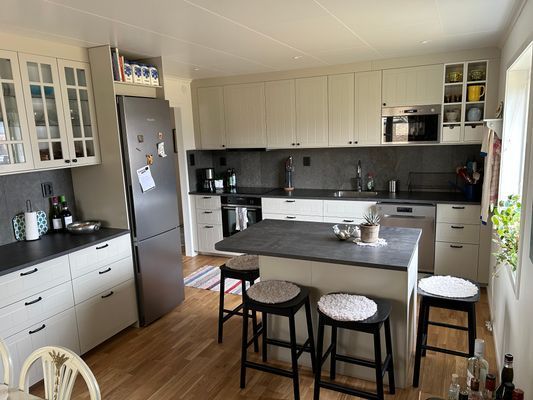 Kök med köksö och matplats