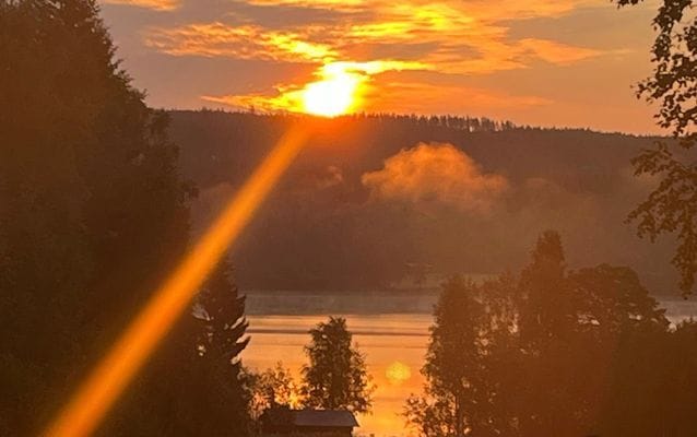 Soluppgången över sjön