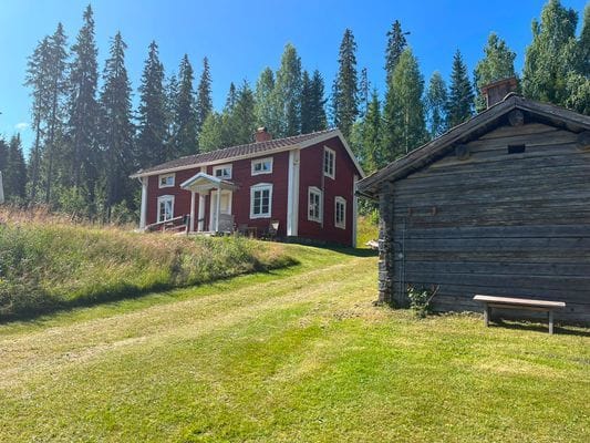 Hyr denna stuga i Edsbyn på 90 m². 4-6 sängplatser. Pris ej tillgängligt. Se bilder och tillgänglighet här.