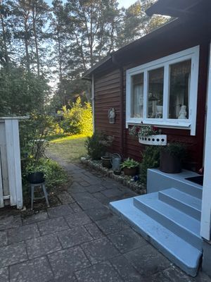 Hyr denna stuga i  på 59 m². 6 sängplatser. 5 000 - 6 500 kr per vecka. Se bilder och tillgänglighet här.