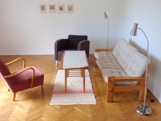 Hyr denna stuga i Saxemara på 100 m². 5-7 sängplatser. 5 500 - 8 500 kr per vecka. Se bilder och tillgänglighet här.