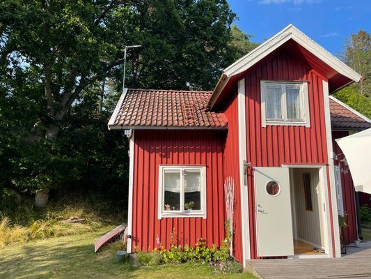 Hyr denna stuga i Hunnebostrand på 38 m². 3 sängplatser. Från 2 000 kr per dag. Se bilder och tillgänglighet här.