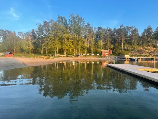 Båtbrygga 300 m från hus