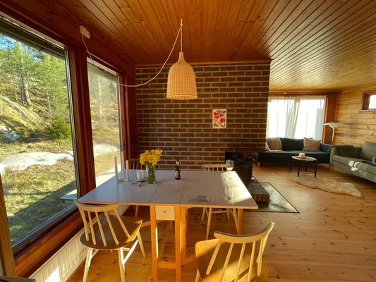 Hyr denna stuga i Muskö på 70 m². 4-6 sängplatser. 8 500 - 10 500 kr per vecka. Se bilder och tillgänglighet här.