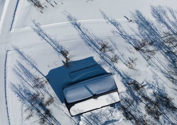 Bild 4 på Nybyggd fjällstuga precis vid längdspår.