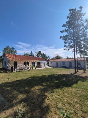 Hyr denna stuga i Tofta på 135 m². 10 sängplatser. 17 000 - 27 000 kr per vecka. Se bilder och tillgänglighet här.