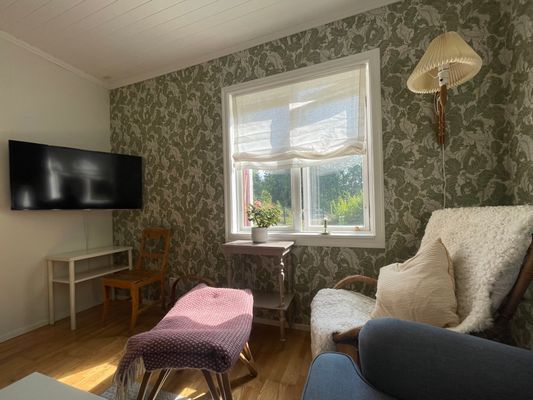 Rött stenhuggartorp nära hav och skog - Bild 6