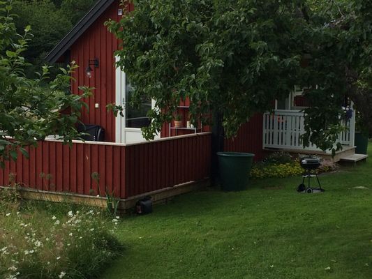 Uteplats med matbord och solstolar