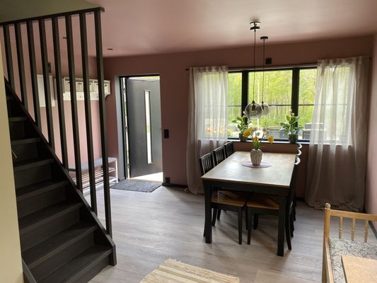 Hyr denna stuga i Väröbacka på 50 m². 7 sängplatser. 5 500 - 8 000 kr per vecka. Se bilder och tillgänglighet här.