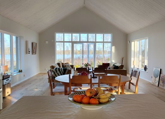 Nybyggt sjönära hus i Småland med bastu