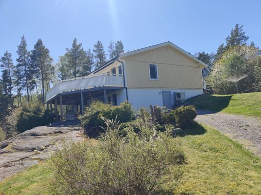 Modernt hus i Gryts skärgård