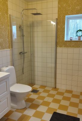 Nybyggt sjönära hus i Småland med bastu - Bild 25