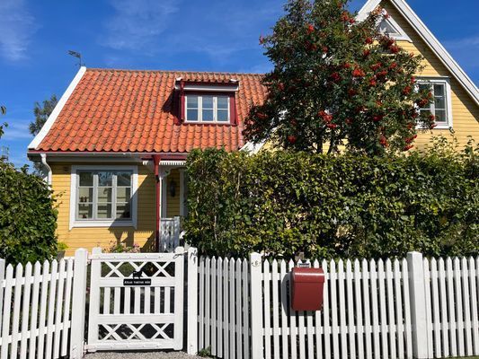 Hyr denna stuga i Höllviken på 150 m². 7-8 sängplatser. Från 23 000 kr per vecka. Se bilder och tillgänglighet här.