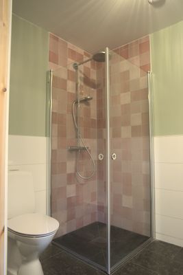 Nybyggt sjönära hus i Småland med bastu - Bild 23