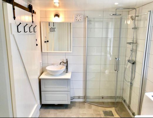 Hyr denna stuga i  på 35 m². 4-5 sängplatser. Från 12 000 kr per vecka. Se bilder och tillgänglighet här.