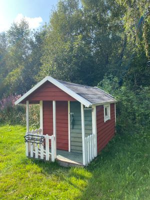 Fin lekstuga bredvid huset för de små! Där i finns kök och leksaker!
