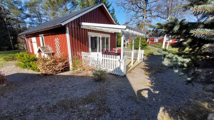 Modern stuga vid ån Lagan