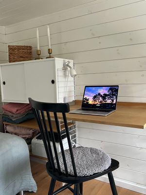 Mysig arbetsplats på övre plan med utsikt över Rödkobbsfjärden – perfekt för distansarbete