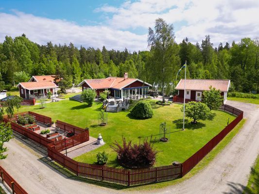 Hyr denna stuga i Lidköping på 24 m². 2-4 sängplatser. 11 000 - 13 000 kr per vecka. Se bilder och tillgänglighet här.