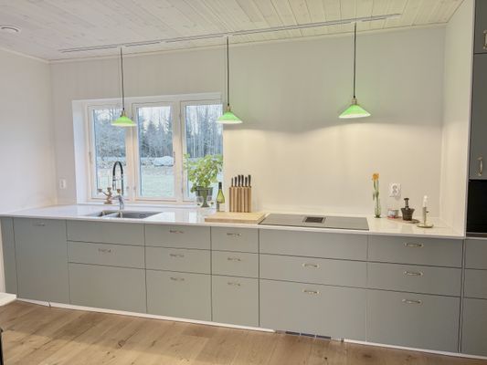 Nybyggt sjönära hus i Småland med bastu